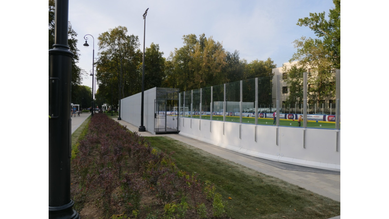 Ко дню Москвы установлена хоккейная площадка со стеклом от компании ДомГласс